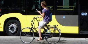 dutch-cyclist-with-mobile-phone