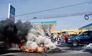 Is PEMEX burning?  Nope... but there are burning tires out in the road.  ("El Universal" photo by Hugo García)